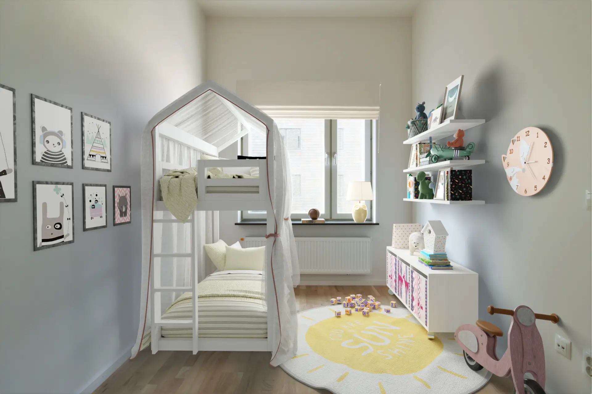Ett mysigt barnsovrum med en våningssäng i hustema, en leksaksskoter i trä, en rund gul matta med leksaker på, vägghängda hyllor och lekfull konst på väggarna.